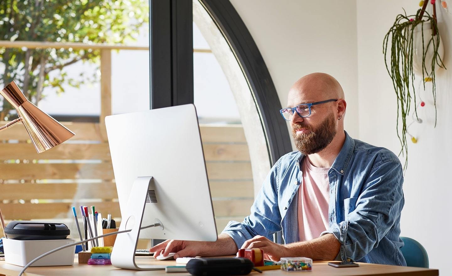 Man working at computer in home office 1